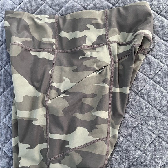 Athleta Leggings Women Small Camo Contender Tight Green Athletic Pockets P - Picture 8 of 8